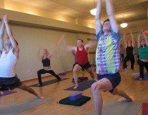 cours de yoga en groupe